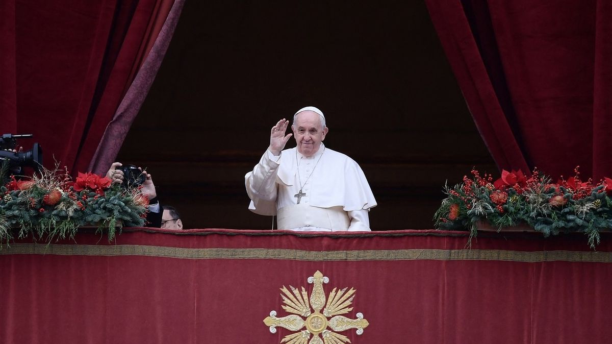 Moderátorka v přímém přenosu mluvila o smrti papeže, pak se zmateně dívala do papírů